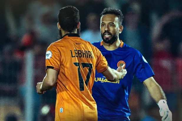 لاعبو الفريقين يحييون بعضهم بعد نهاية اللقاء (الاتحاد الأفريقي لكرة القدم)