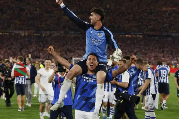 ميكيل أويارزابال والحارس أوناي ماريرو يحتفلان بعد الفوز على أتلتيكو (رويترز)