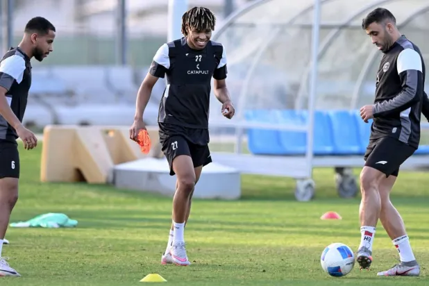 لاعبو الشباب خلال تدريباتهم الأخيرة (موقع النادي)