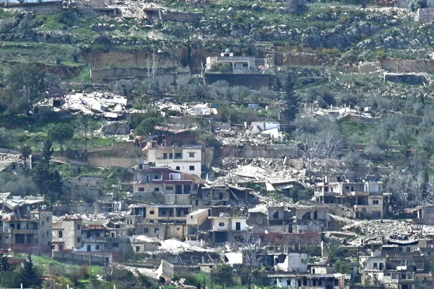 صورة عامة للمنطقة المتضررة بشدة في جنوب لبنان عقب الغارات الإسرائيلية (د.ب.أ)