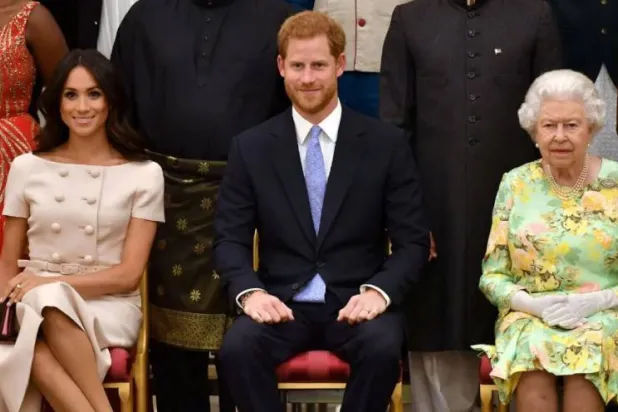 الأمير هاري وزوجته ميغان ماركل مع جدته الراحلة الملكة إليزابيث (رويترز)