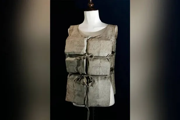 تحمل السترة توقيع ثمانية ناجين آخرين من تيتانيك (أ.ب)