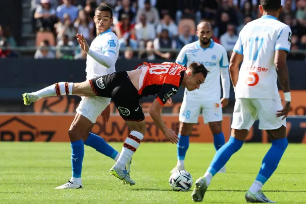 تلقّى مارسيليا ضربة قاسية بسقوطه أمام لوريان بهدفين دون رد (أ.ف.ب)