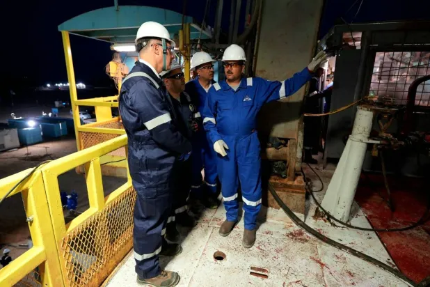 وزير البترول المصري كريم بدوي خلال زيارته الميدانية لتفقد مواقع الإنتاج بالصحراء الغربية (وزارة البترول المصرية)