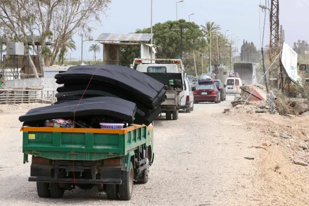 سيارات تقلّ نازحين من جنوب لبنان باتجاه بيروت الأحد (أ.ف.ب)