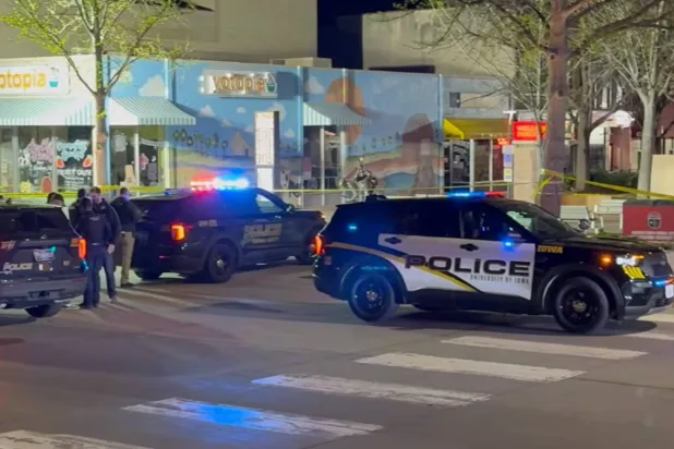 مركبات تتبع الشرطة الأميركية بموقع الحادث في جامعة آيوا (صحيفة نيويورك بوست)