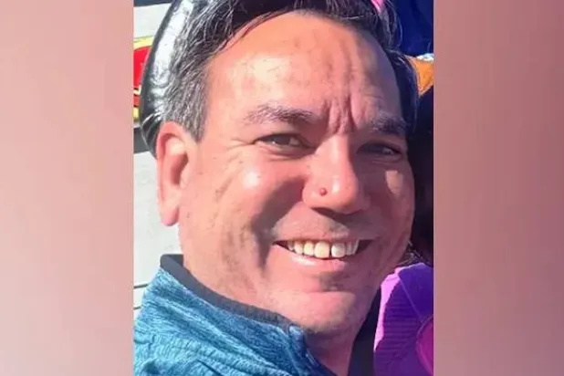 أحد العلماء الذين قتلوا ويدعى جيسون توماس وهو المدير المساعد لعلم الأحياء الكيميائي في شركة «نوفارتس» للأدوية (قسم شرطة ويكفيلد)