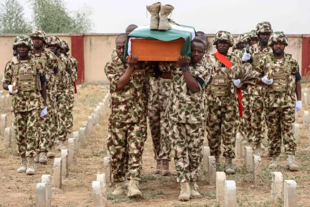 جنود يحملون نعشاً خلال جنازة الجنرال أوسيني برايما في مايدوغوري بشمال نيجيريا يوم 15 أبريل 2026 بعد مقتله مع ضباط آخرين في عملية إرهابية (أ.ف.ب)