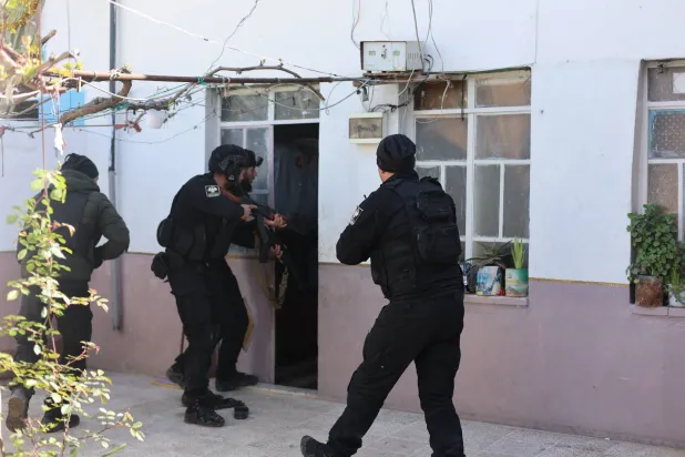 الأمن السوري يقتحم منزل أحد المتورطين في خلية «داعش» في قرية السفيرة شرق حلب (الداخلية السورية)