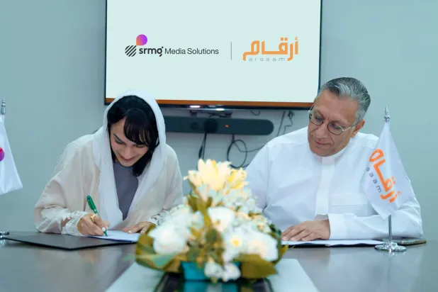 نداء المبارك الرئيس التنفيذي لشركة «SMS» وإسلام زوين الرئيس التنفيذي لـ«أرقام» (الشرق الأوسط)