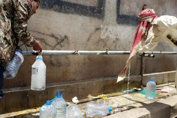 شح المياه في صنعاء ومناطق سيطرة الحوثيين دفع السكان إلى خيارات معقدة (غيتي)