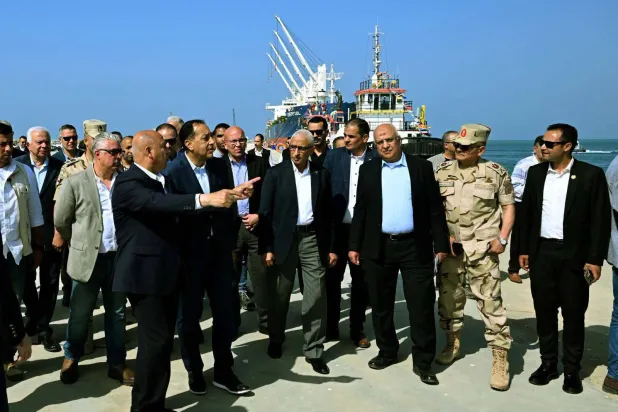 مصطفى مدبولي خلال زيارة «ميناء العريش» الأحد (مجلس الوزراء المصري) 