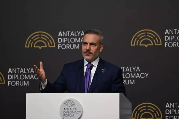 وزير الخارجية التركي هاكان فيدان خلال مؤتمر صحافي عقده في ختام أعمال «منتدى أنطاليا الدبلوماسي» الأحد (الخارجية التركية)