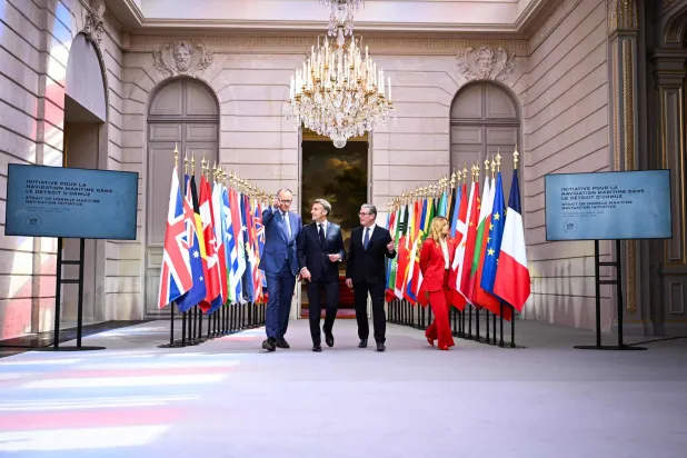 رئيس الوزراء البريطاني ونظيرته الإيطالية والرئيس الفرنسي والمستشار الألماني خلال اجتماع في «الإليزيه» بباريس يوم 17 أبريل 2026 (إ.ب.أ)