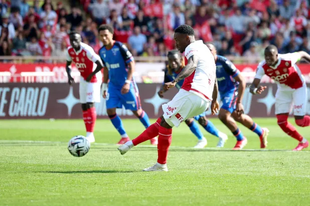 مهاجم موناكو فلوريان بالوغون يسدد ركلة جزاء ليسجل الهدف الثاني لفريقه (أ.ف.ب)