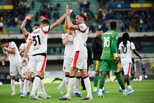 مدافع ميلان ستراهينيا بافلوفيتش ولاعب الوسط أدريان رابيو يحيّيان الجماهير عقب نهاية المباراة أمام هيلاس فيرونا (أ.ف.ب)