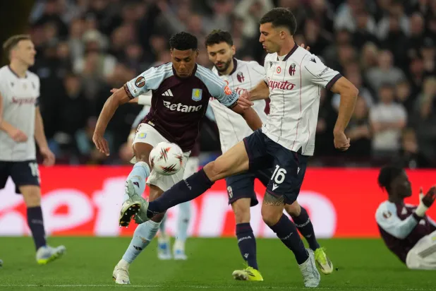 لاعب آستون فيلا أولي واتكينز يصارع لاعب سندرلاند نيكولو كاسالي على الكرة (أ.ب)