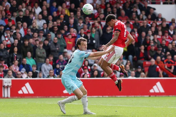 لاعب نوتنغهام فورست مورغان غيبس-وايت يسجل الهدف الثالث لفريقه مُكمّلاً الهاتريك (رويترز)