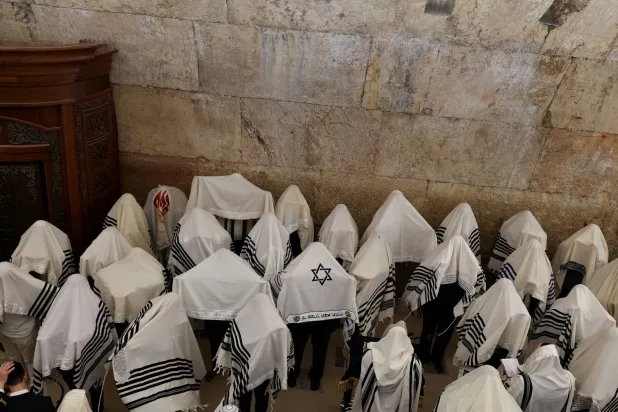 إسرائيليون يهود يؤدون طقوساً في البلدة القديمة بالقدس في 5 أبريل الحالي (رويترز)