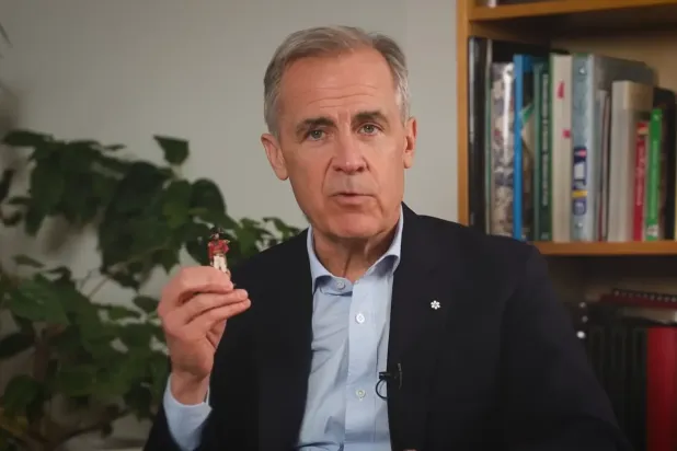 Kanada Başbakanı Mark Carney, 1812 Savaşı'nda günümüz Kanada topraklarını Amerikan işgaline karşı savunurken ölen İngiliz askeri komutanı General Isaac Brooke'un heykelini gösteriyor (videodan)