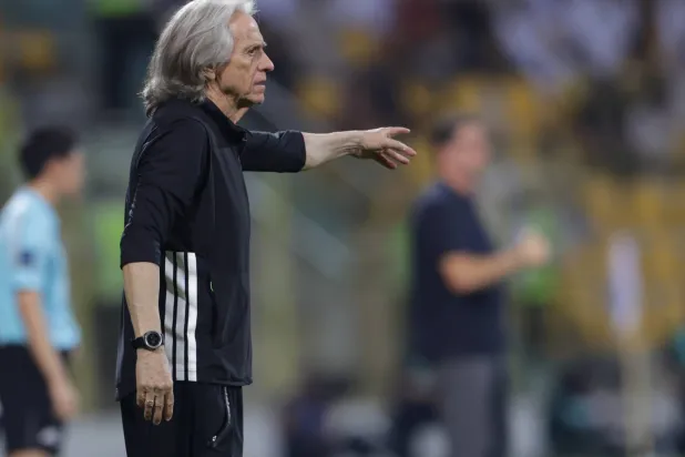 خيسوس يوجه لاعبيه خلال المباراة (إ.ب.أ)