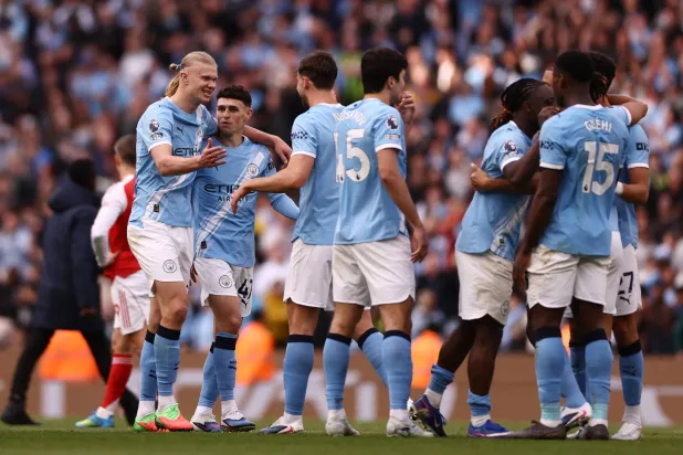 مهاجم مانشستر سيتي إيرلينغ هالاند يحتفل مع زملائه عقب نهاية مباراة فريقه أمام آرسنال (رويترز)