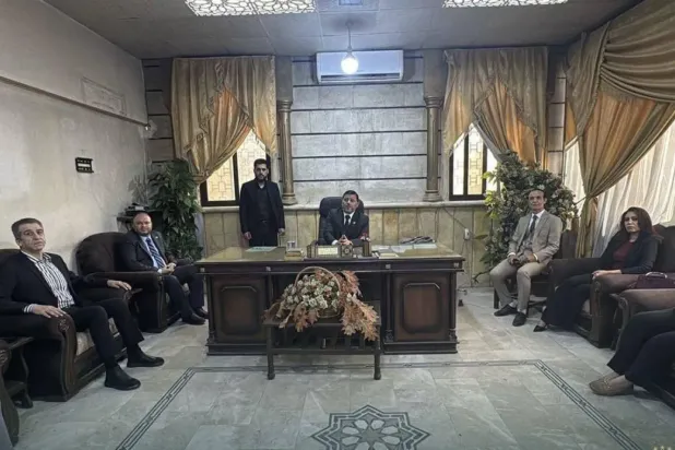 Suriye Cumhuriyet Başsavcısı Yargıç Hasan et-Turba yargı faaliyetlerinin yeniden başlatılması ve yeniden düzenlenmesi hazırlıkları kapsamında Haseke’deki Adliye Sarayı personeliyle bir araya geldi (Haseke Basın Müdürlüğü)