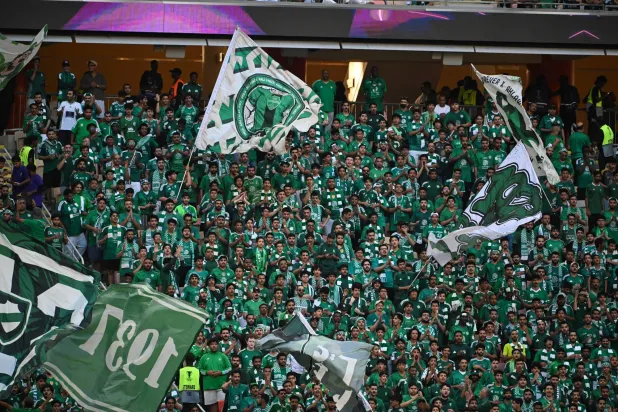 إدارة الأهلي وزعت 10 آلاف تذكرة مجانية للجماهير (تصوير: علي خمج)