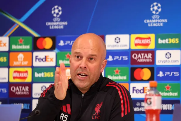 أرني سلوت المدير الفني لليفربول (رويترز)