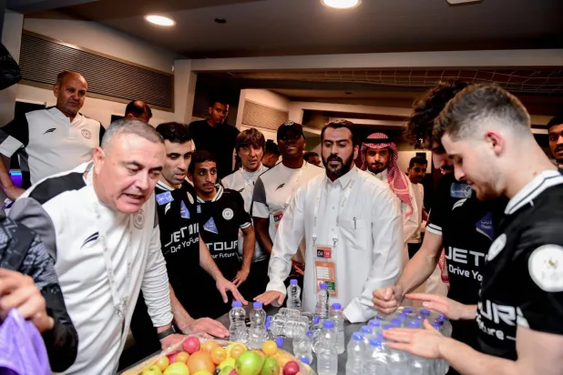 المالك يشارك لاعبي الشباب فرحة التأهل (نادي الشباب)