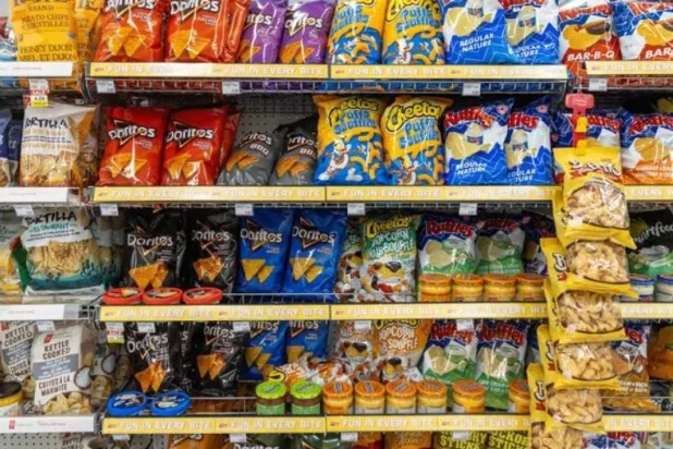 تشير الأبحاث إلى وجود علاقة طردية بين استهلاك  الأطعمة فائقة المعالجة وخطر الأمراض (أرشيفية-رويترز)