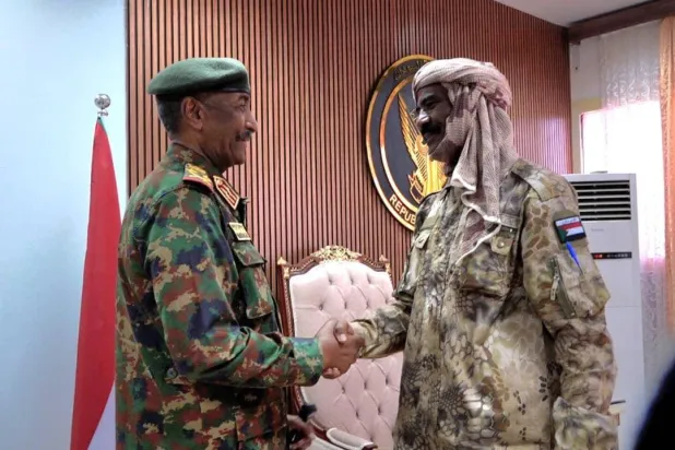 القائد العام للجيش السوداني عبد الفتاح البرهان مستقبلاً الأحد اللواء النور القبة المنشق من «قوات الدعم السريع» (مجلس السيادة)
