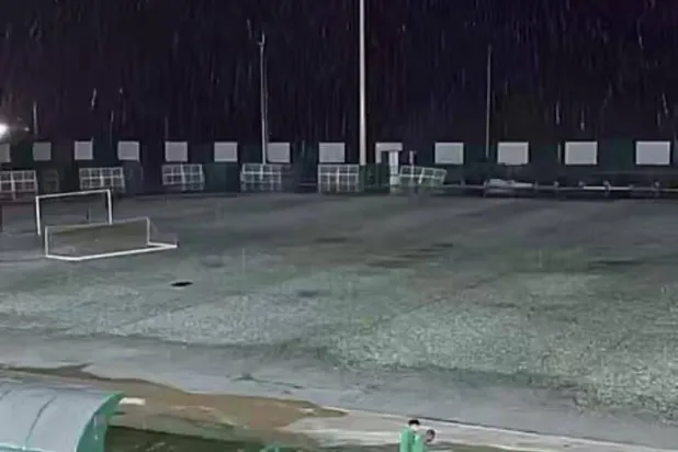 ملعب النجمة بعدما غمرته حبات البرد بشكل كامل (تصوير: مالك البطشان)