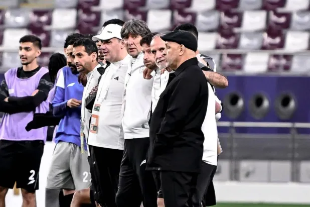 بن زكري مع أعضاء الجهازين الفني والإداري خلال ضربات الترجيح (موقع النادي)