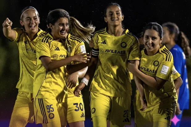 لاعبات النصر يحتفلن بأحد أهدافهن أمام الهلال (الشرق الأوسط)