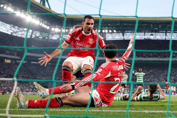 لاعب بنفيكا رافا سيلفا يحتفل بتسجيل الهدف الثاني لفريقه (رويترز)