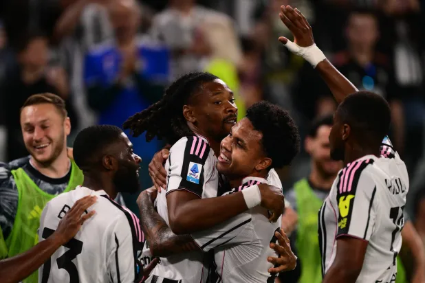 لاعب يوفنتوس كيفرين تورام يحتفل بتسجيل الهدف الثاني لفريقه إلى جانب زميله ويستون ماكيني (أ.ف.ب)