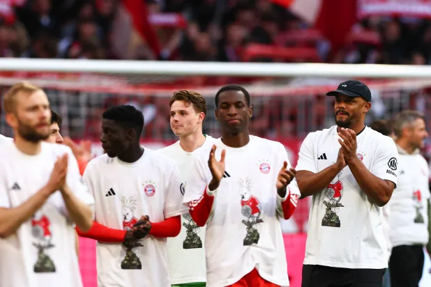 مدرب بايرن ميونخ فينسنت كومباني يحتفل بالتتويج بلقب الدوري الألماني  (إ.ب.أ)