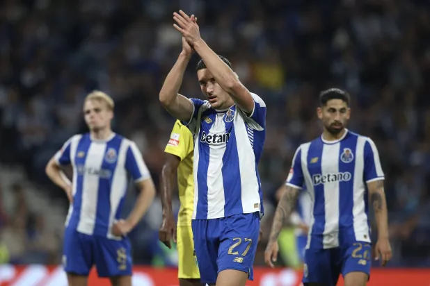 لاعب بورتو دينيز غول يحتفل عقب نهاية مواجهة فريقه أمام تونديلا (إ.ب.أ)