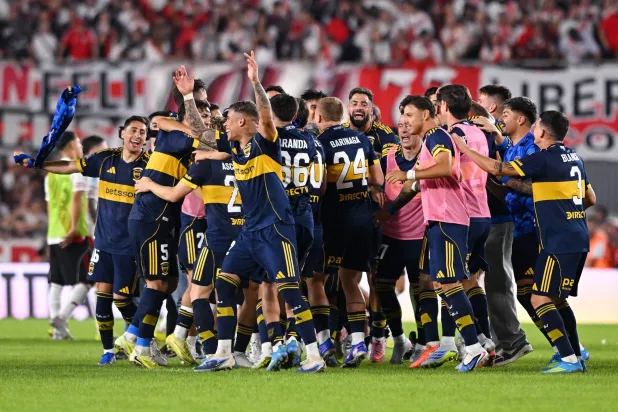 لاعبو بوكا يحتفلون بعد نهاية المباراة (رويترز)