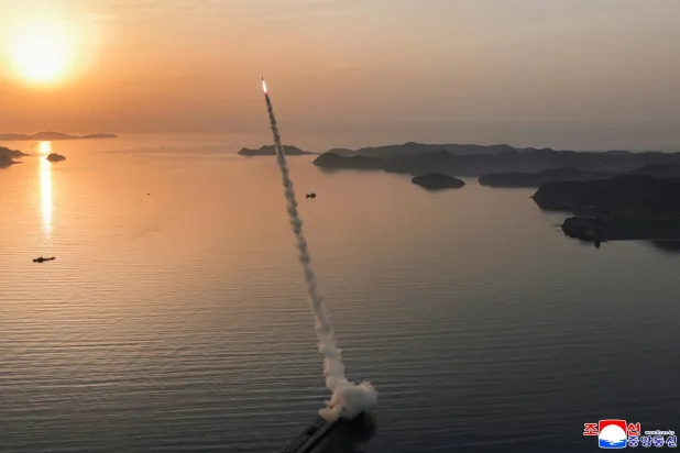 جانب من عملية اختبار صاروخ باليستي مطور في موقع غير محدد في كوريا الشمالية (رويترز)