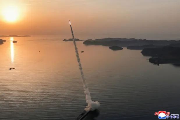 Kuzey Kore'de yeri açıklanmayan bir bölgede gerçekleştirilen balistik füze denemesinden (Reuters)