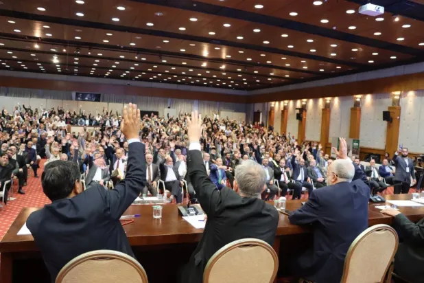 "İslami Hareket Cephesi" Şura Konseyi'nin parti tüzüğüne ve adına ilişkin sunduğu değişiklik önerilerine dair oylamadan bir kare