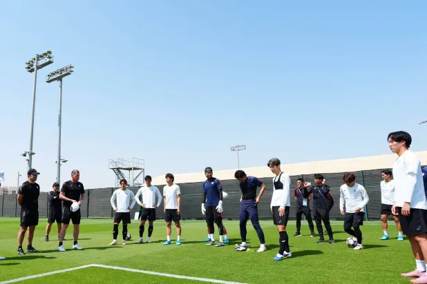 لاعبو فيسل كوبي الياباني خلال تدريباتهم الأخيرة في جدة (موقع النادي)