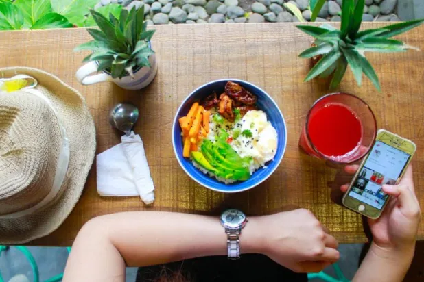 تُظهر الأبحاث أن الصيام قد يدعم طول العمر من خلال تحفيز التحول الأيضي (بكسلز)