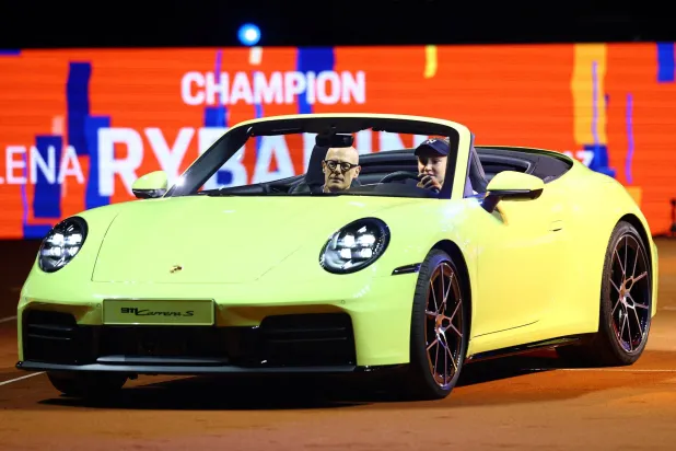 يلينا ريباكينا تقود سيارة بورشه وهي الجائزة التي تُسلَّم للفائز بلقب دورة شتوتغارت (أ.ب)