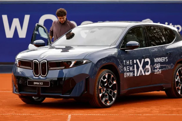 بن شيلتون يغادر بطولة التنس بسيارة «بي إم دبليو» (أ.ف.ب)