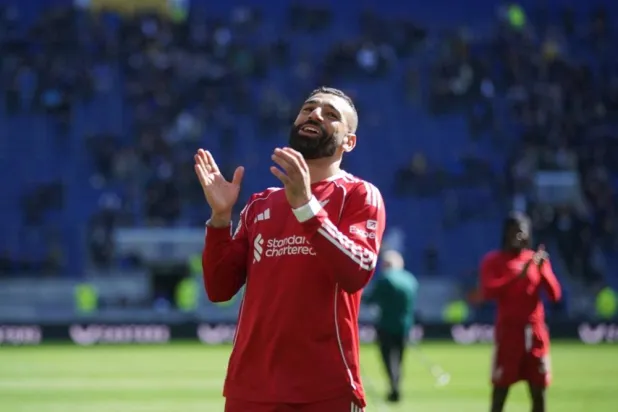  Liverpool's Mohamed Salah greets fans after the English Premier League soccer match between Everton and Liverpool in Liverpool, England, Sunday, April 19, 2026. (AP) 