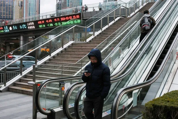 شاشة على جسر بمدينة شنغهاي الصينية تعرض حركة الأسهم (رويترز)