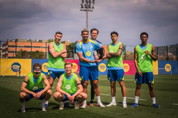 يسعى برشلونة إلى الاقتراب خطوة إضافية من الاحتفاظ بلقبه بطلاً للدوري الإسباني (نادي برشلونة)